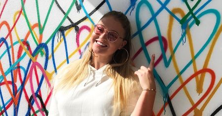 Iskra Lawrence odsłania nogi w kusej spódniczce. Cellulit jej nie straszny