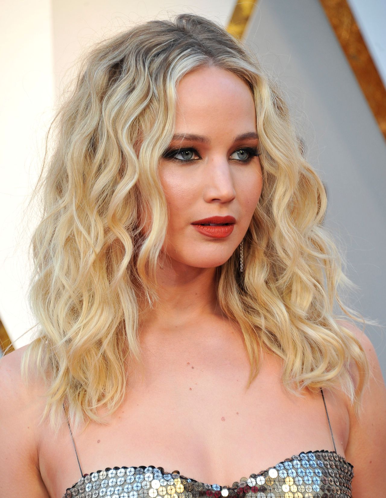 Nie napijesz się z cudzego kubka? Możesz być jak Jennifer Lawrence