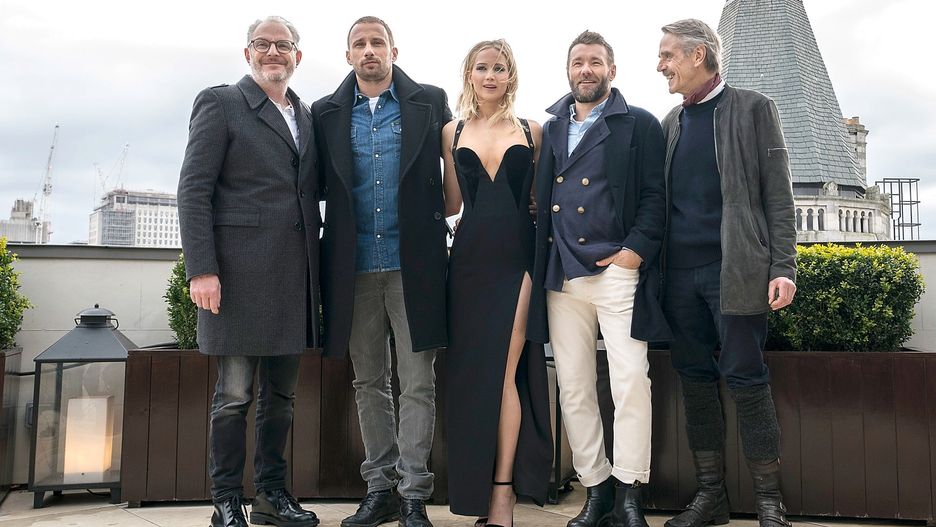 Jennifer Lawrence na promocję filmu "Czerwona jaskółka" wybrała piękną czarną suknią od Versace. 