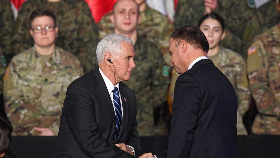 Wiceprezydent Mike Pence i prezydent Andrzej Duda podczas spotkania z żołnierzami w Warszawie