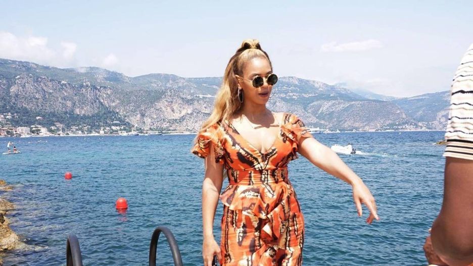Tak prezentowała się Beyonce w kolorowej sukience we wzory 