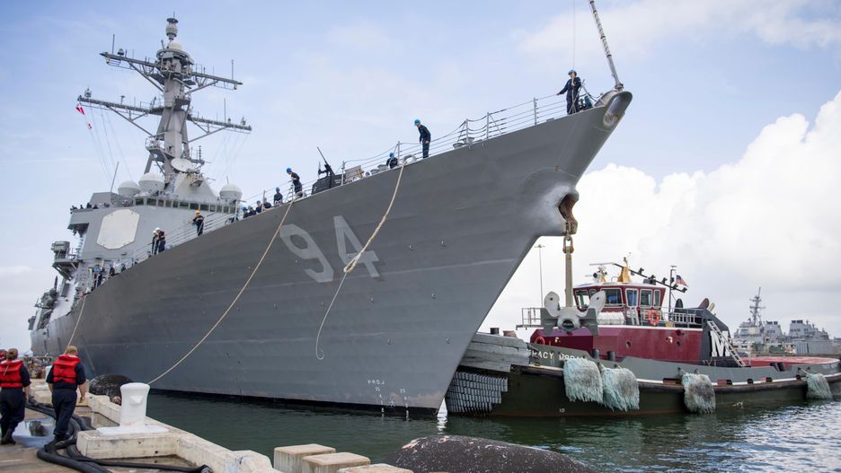 Niszczyciel rakietowy USS Nitze przygotowuje się do wyjścia w morze