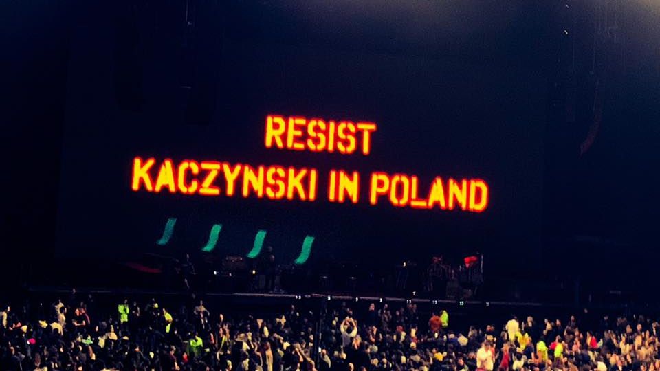 Podczas koncertu wyświetlono wielki napis