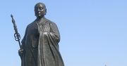W wieku 13 lat wyruszył w podróż, która trwa od pół wieku. Świat nie ma przed nim tajemnic