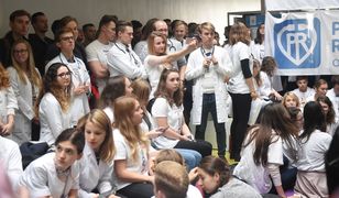 Bohaterka Powstania Warszawskiego wręczyła prezent rezydentom. "Jesteście wspaniali"