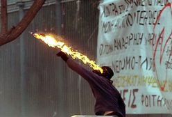 Kamieniami w budynek rządu - zamieszki w Atenach trwają