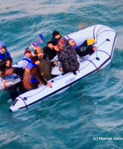 Nielegalni migranci próbują forsować Kanał La Manche. Ryzykują życiem