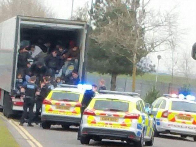 Dziesiątki imigrantów stłoczonych w ciężarówkach. Próbowali dostać się do Wielkiej Brytanii