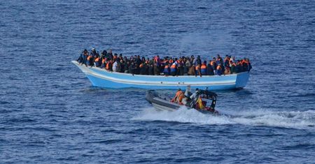 Rumuńska straż przybrzeżna uratowała 153 migrantów. Płynęli zniszczoną łodzią w trudnych warunkach