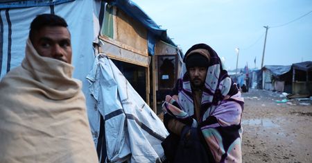 Francuski policjant skazany na 6 miesięcy. Uderzył imigranta w Calais