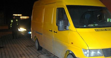 Nielegalni imigranci próbowali dostać się do Polski. Ukryli się w dostawczym busie