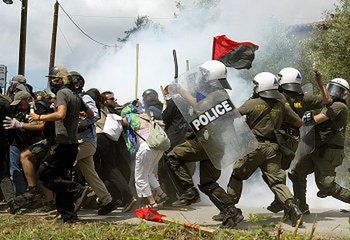 Policja rozpędza demonstrantów na szczycie UE