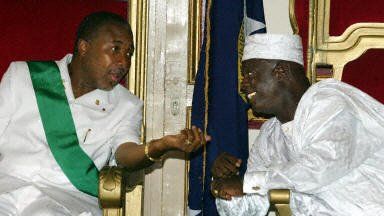 Prezydenci Liberii: odchodzący Charles Taylor (l) i nowy Moses Zeh Blah (p)