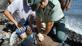 Pierwsza pomoc udzielana jednemu z imigrantów