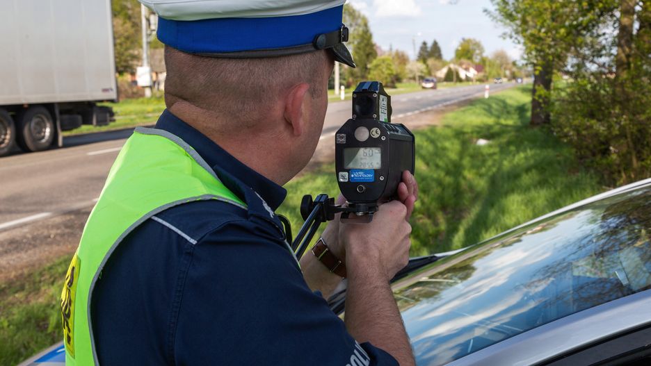 Nadgorliwy policjant jest postrachem Wąbrzeźna. Spotkała go zemsta kierowcy