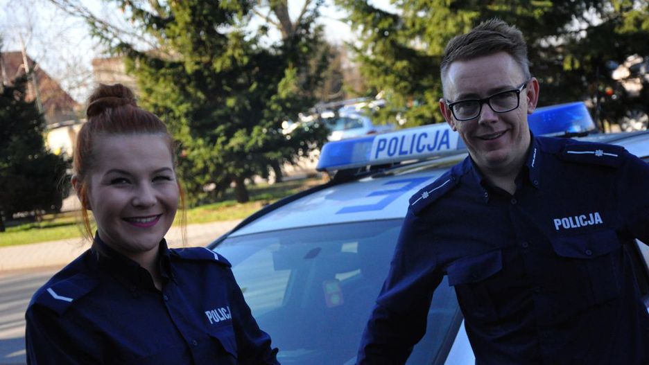 Sierż. Karolina Kończak i mł. asp. Aleksander Łuczak uratowali nastolatkę.