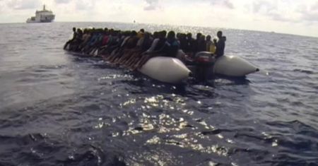 Włoska straż przybrzeżna i marynarka uratowały tysiące migrantów