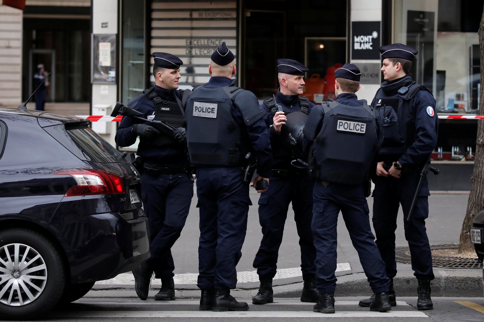 Francja mobilizuje 50 tys. policjantów. Boją się kolejnego ataku