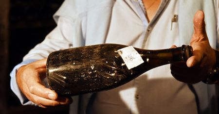 We Francji sprzedano butelkę ponad 200-letniego wina. Kosztowała majątek
