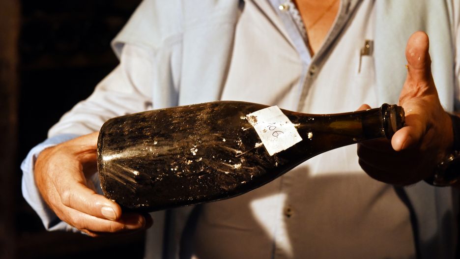 Butelka 200-letniego wina prezentowana przed aukcją we Francji