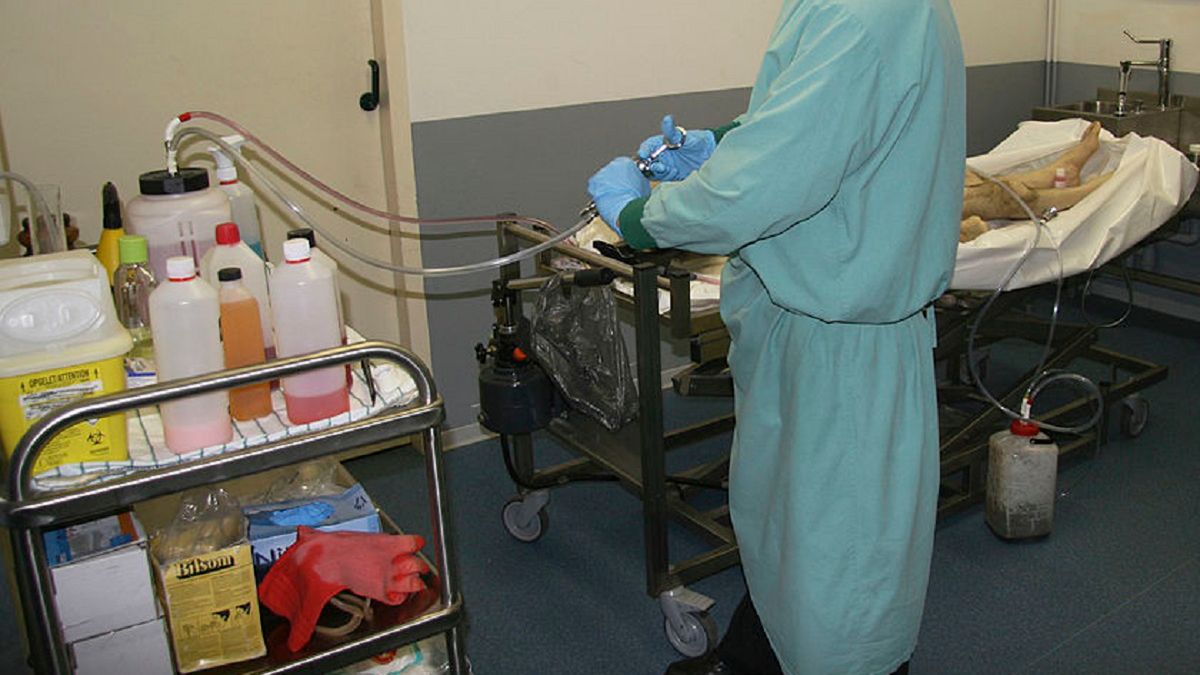 Skandal we Francji. Pracownicy prosektorium bawili się zwłokami.