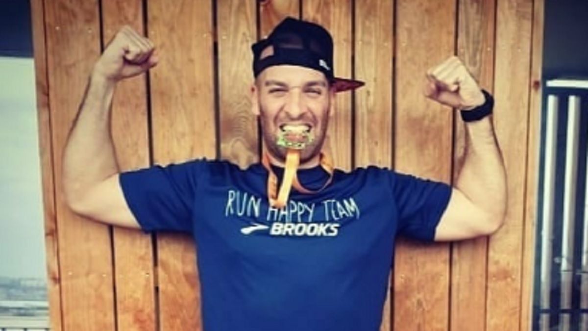 Mężczyzna postanowił przebiec maraton na swoim balkonie. Zajęło mu to prawie 7 godzin.