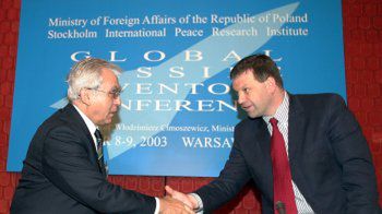 Adam Daniel Rotfeld (po lewej) i Mariusz Handzlik