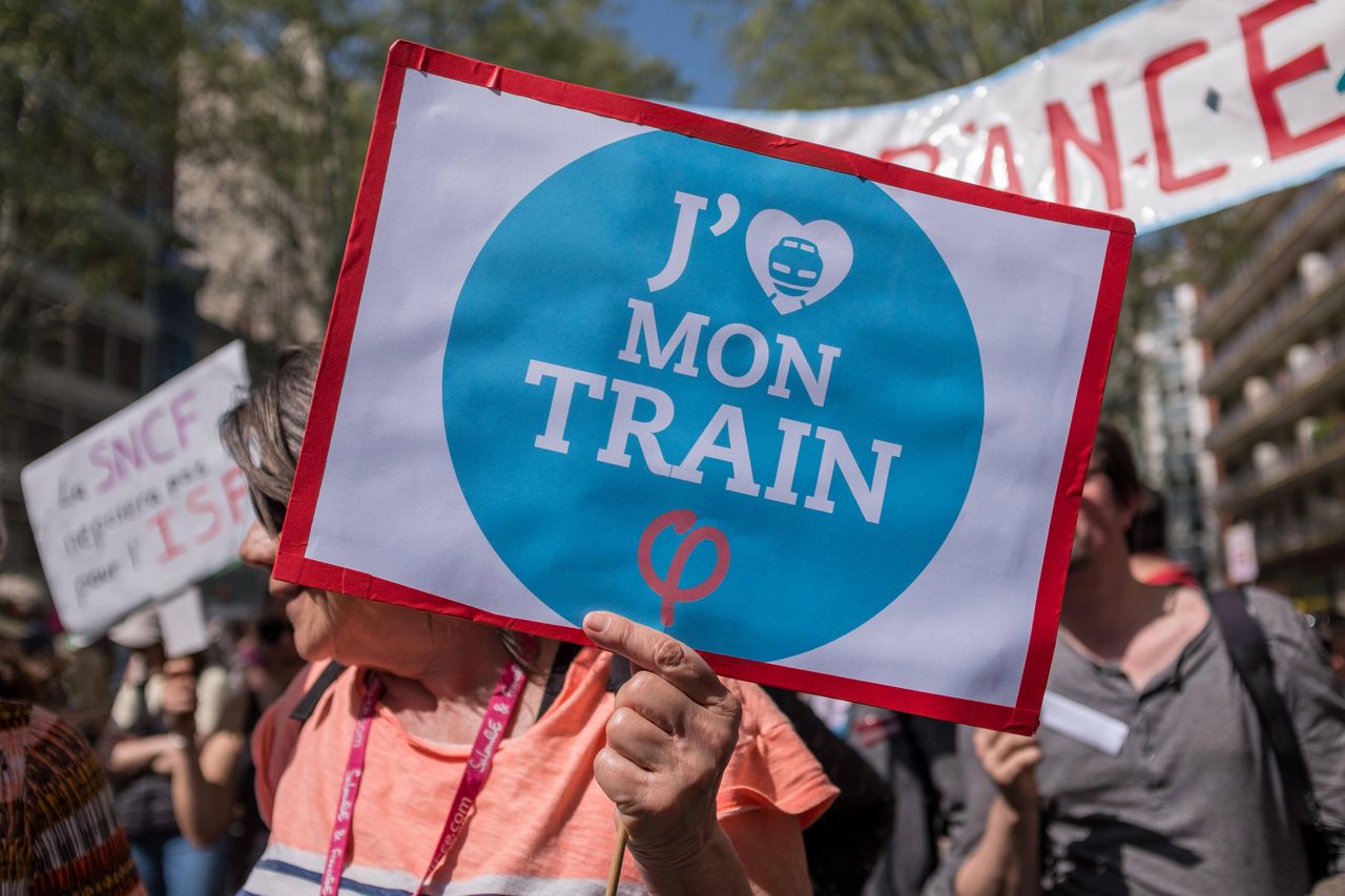 "Czarny wtorek" we Francji. Kolejarze strajkują przeciwko reformie emerytalnej