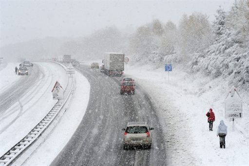 Atak śnieżycy - 100 osób ewakuowano z zasypanych aut