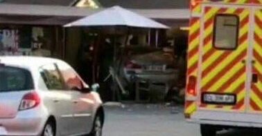 Francja: samochód wjechał w pizzerię. Zginęła dziewczynka, 12 osób jest rannych