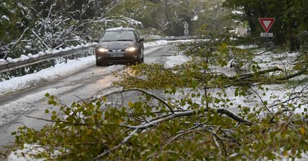 Francja. Zima zaatakowała. Kierowcy porzucali auta na drogach