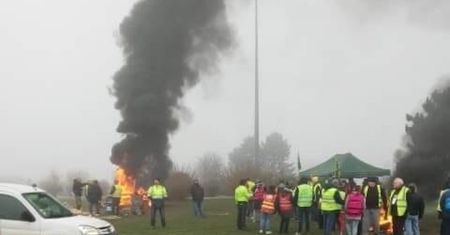 Paraliż komunikacyjny we Francji. Płonące barykady uwięziły polskich kierowców