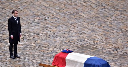 Francja pożegnała bohatera wojny z terrorem. Teraz rząd musi odpowiedzieć na trudne pytania