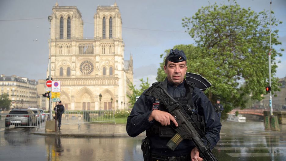 Policjant przed katedrą Notre-Dame w Paryżu