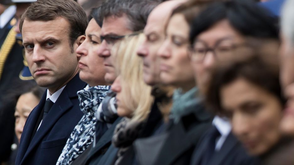 Kandydat na prezydenta Francji Emmanuel Macron (z lewej)