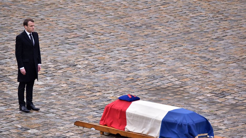 Prezydent Emmanuel Macron przed trumną płk. Arnauda Beltrame'a