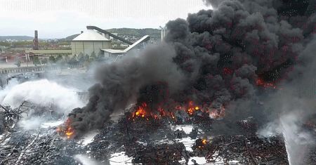 Konsekwencje pożaru w Rouen. Mieszkańcy chorują, z kranu leci czarna woda