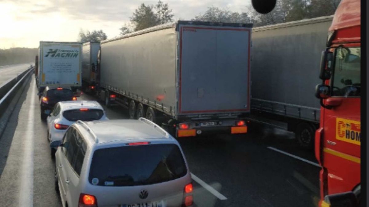 Zablokowane drogi we Francji powodują potężne straty firm transportowych z Polski. 