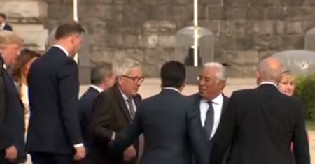 Juncker pod wpływem alkoholu na szczycie NATO? Chwiejnym krokiem schodził z podestu