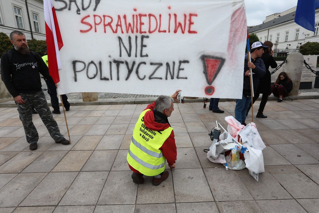 "Ja bym kazał strzelać do tego bydła". Za te słowa naukowiec został ukarany