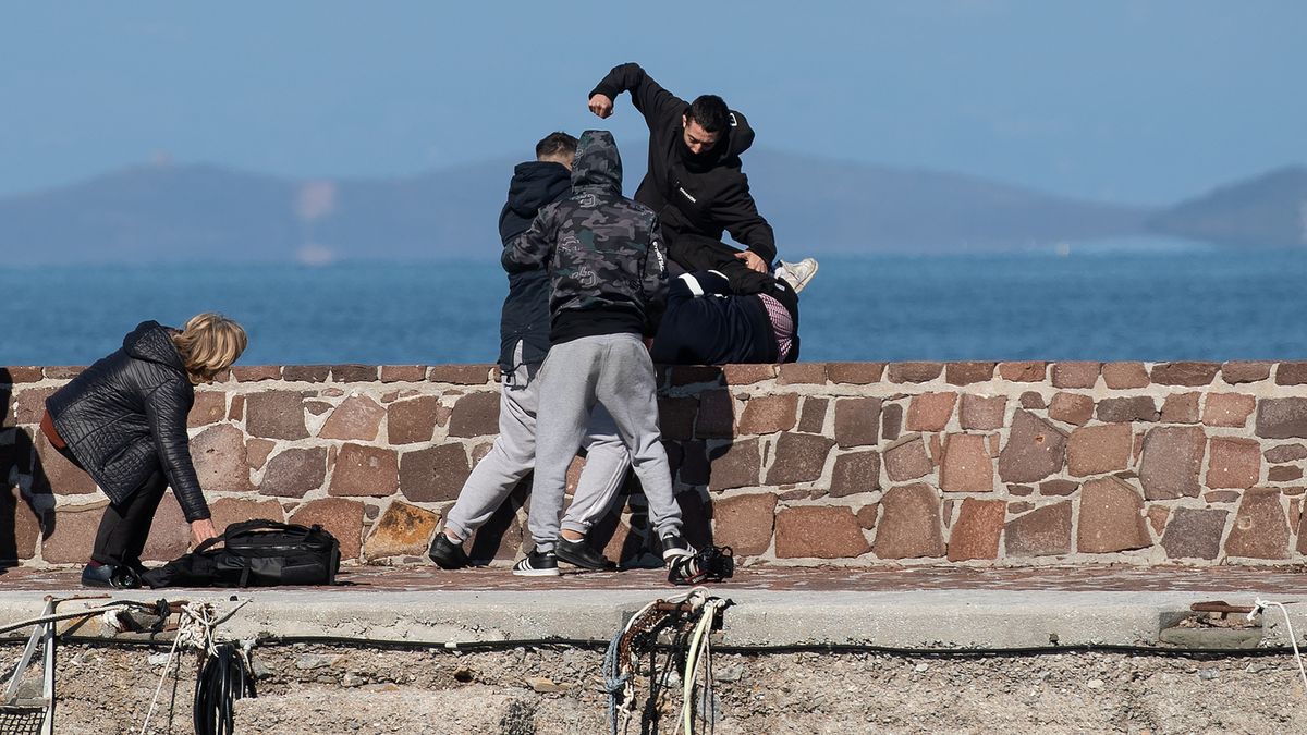 Pobicie dziennikarza przez młodych Greków