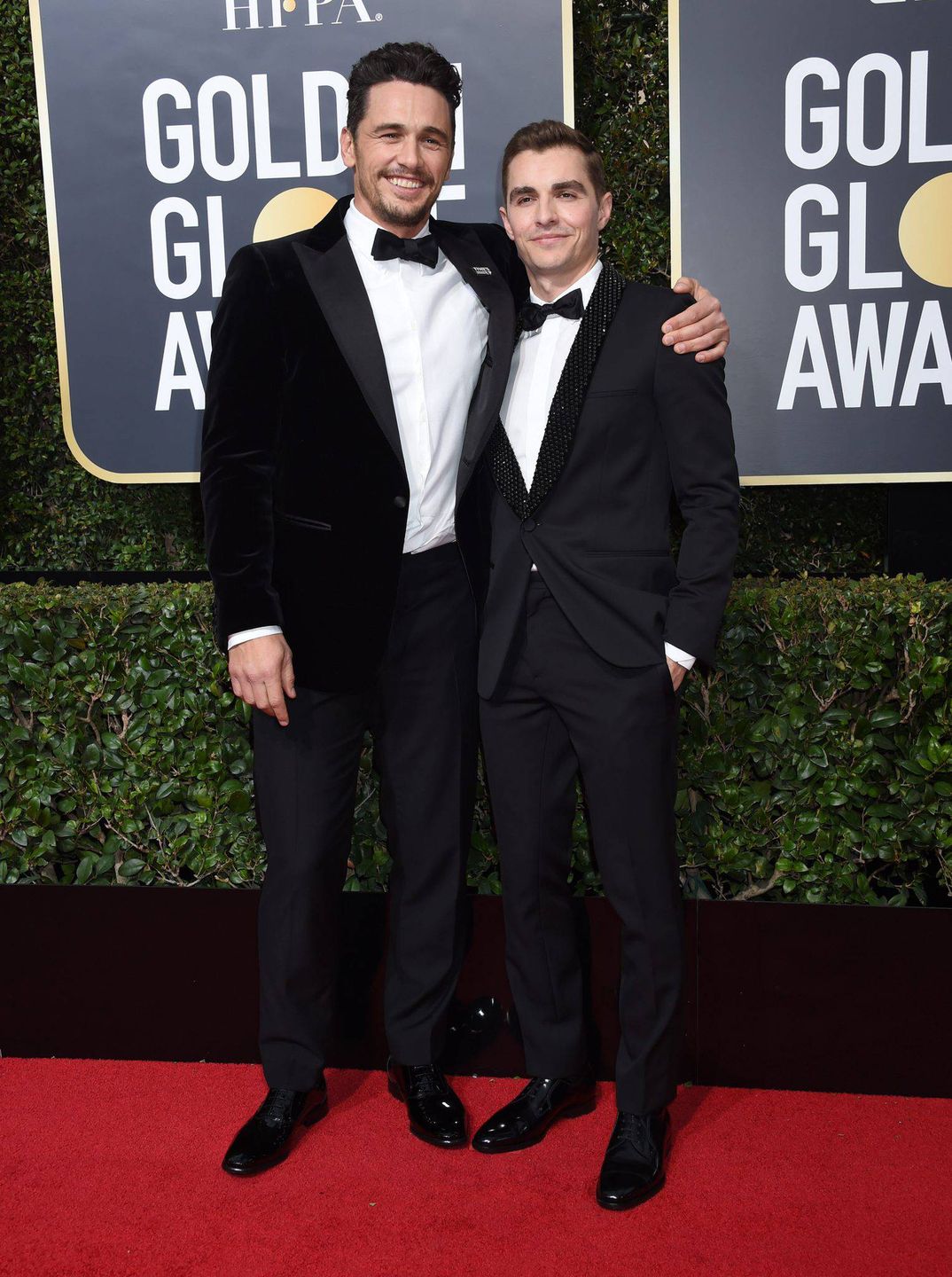 James Franco (garnitur: Salvatore Ferragamo) i Dave Franco  - Złote Globy 2018