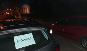 Koronawirus w Polsce. Ksiądz spowiada w mobilnym konfesjonale. "Odległość jest zachowana"