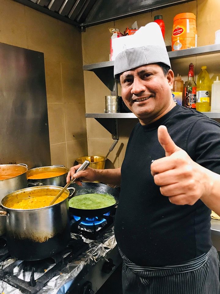 Szef kuchni "Indian Taste" przygotowuje jedzenie dla lekarzy 