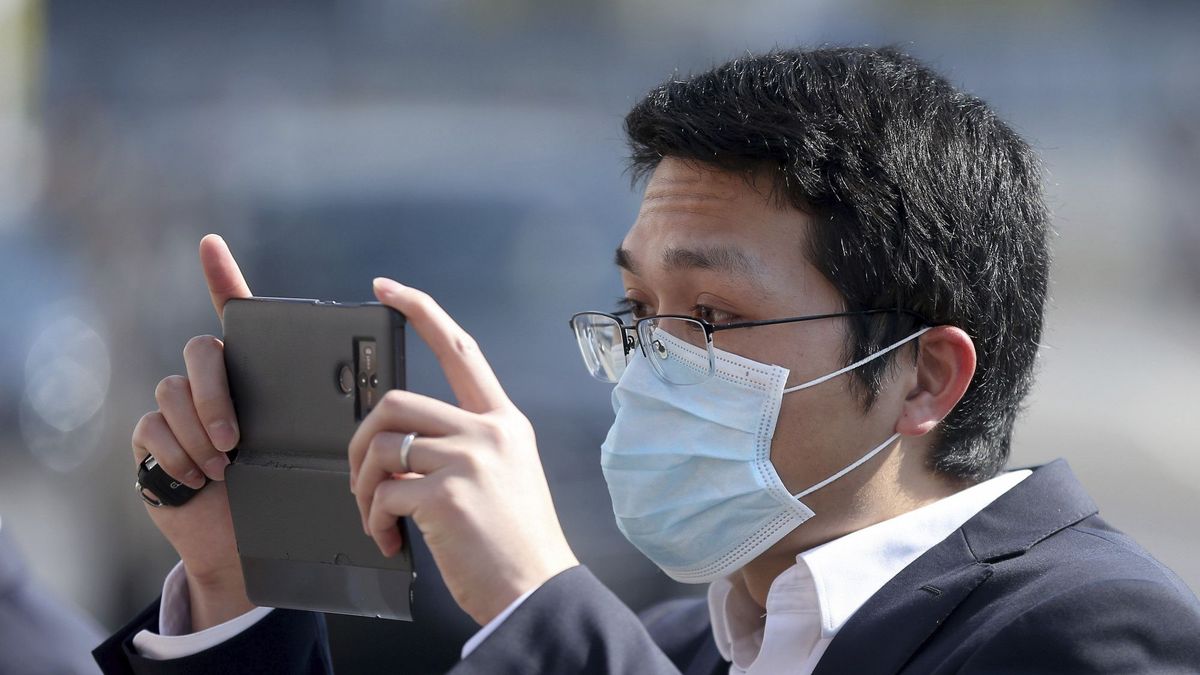 W czasie walki z epidemią koronawirusa dramatycznie spadła sprzedać smartfonów. Pojawiły się na ten temat nowe dane.