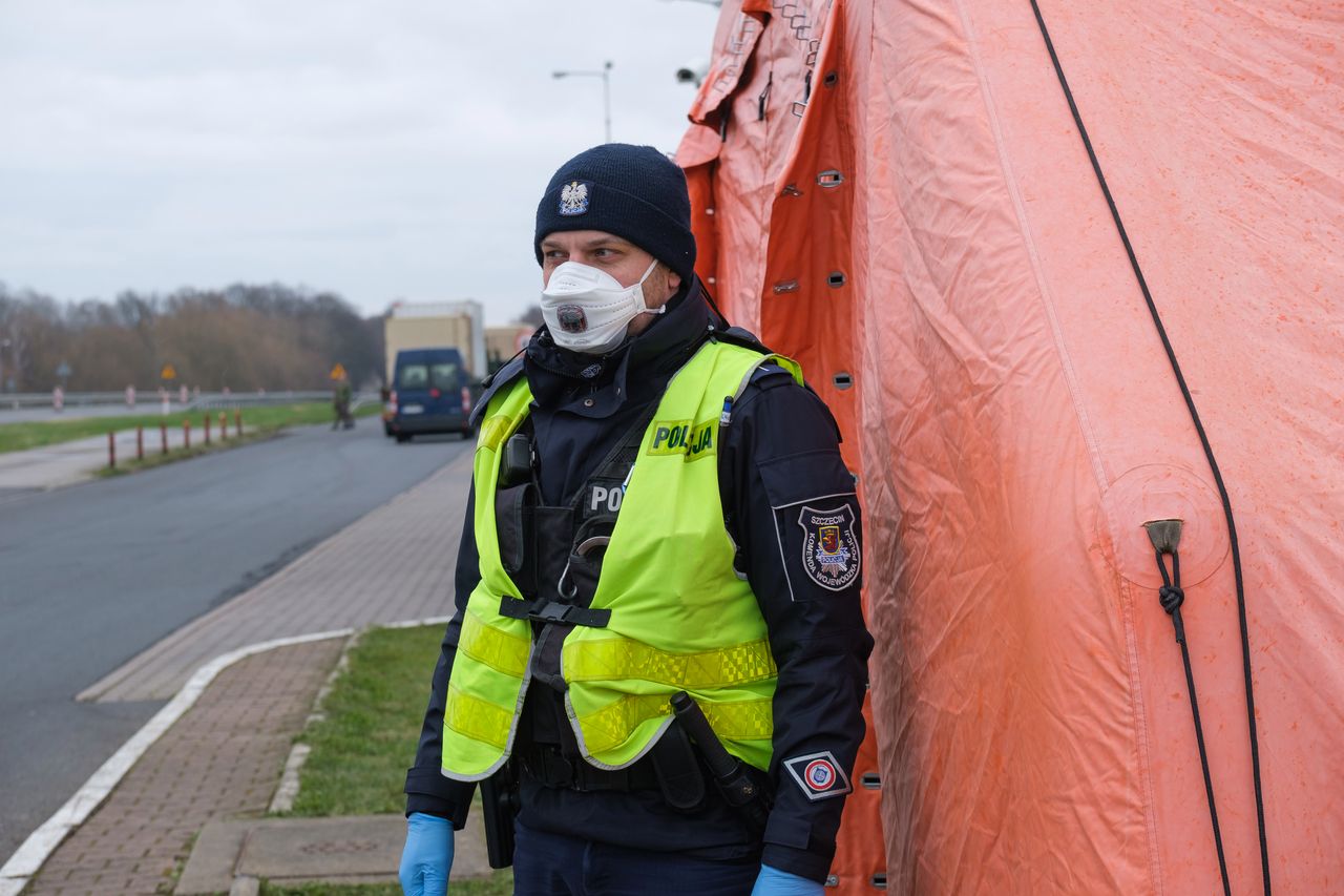 Koronawirus w Polsce. Policja pracy ma coraz więcej. Ekspert: dadzą radę