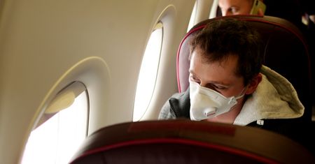 Koronawirus. Polak kicha, gdzie popadnie. Ekspert: Jesteśmy dla siebie zagrożeniem