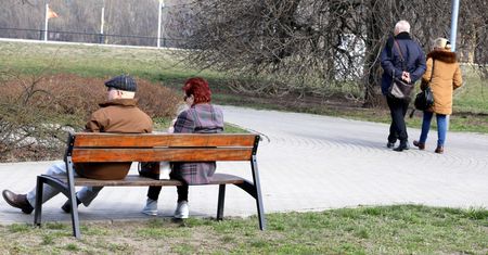 Koronawirus w Polsce, a Polacy na spacerach. Ekspert ostrzega