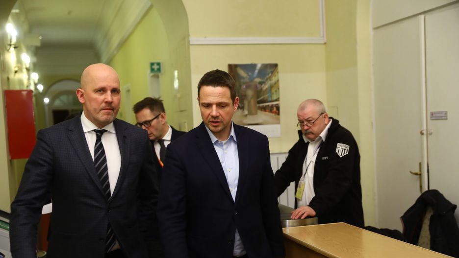 Prezydent Warszawy Rafał Trzaskowski oraz p.o. dyrektora Biura Bezpieczeństwa i Zarządzania Kryzysowego Michał Domaradzki w drodze na posiedzenie sztabu kryzysowego