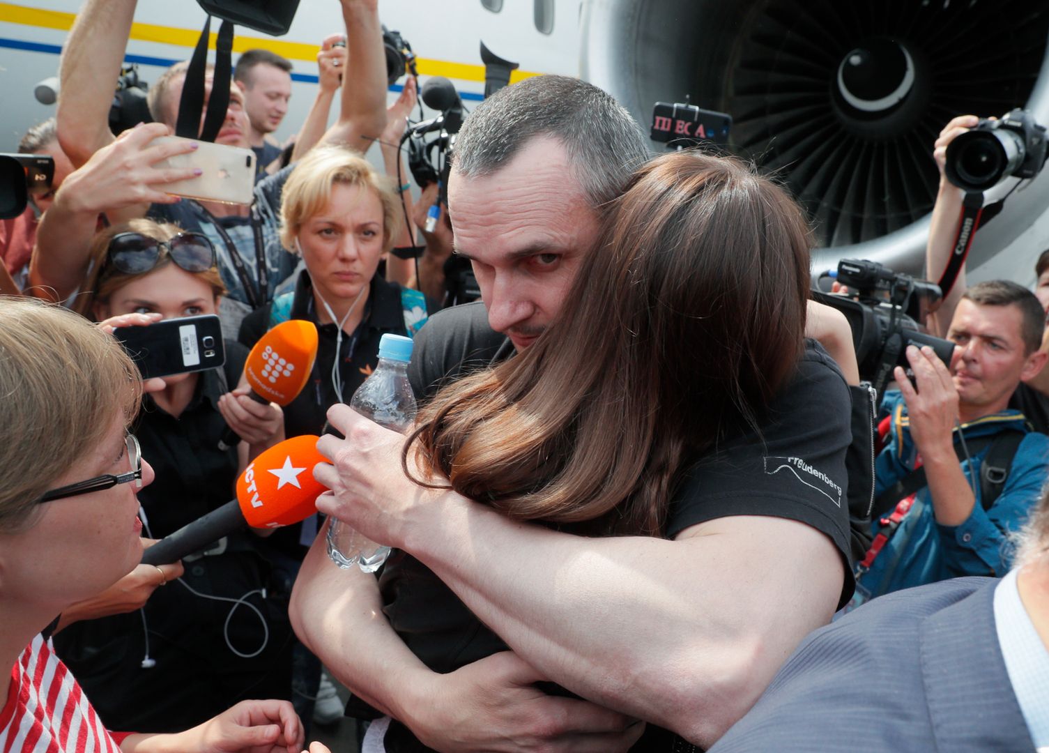 Ołeh Sencew podczas powitania z rodziną na lotnisku Boryspol pod Kijowem